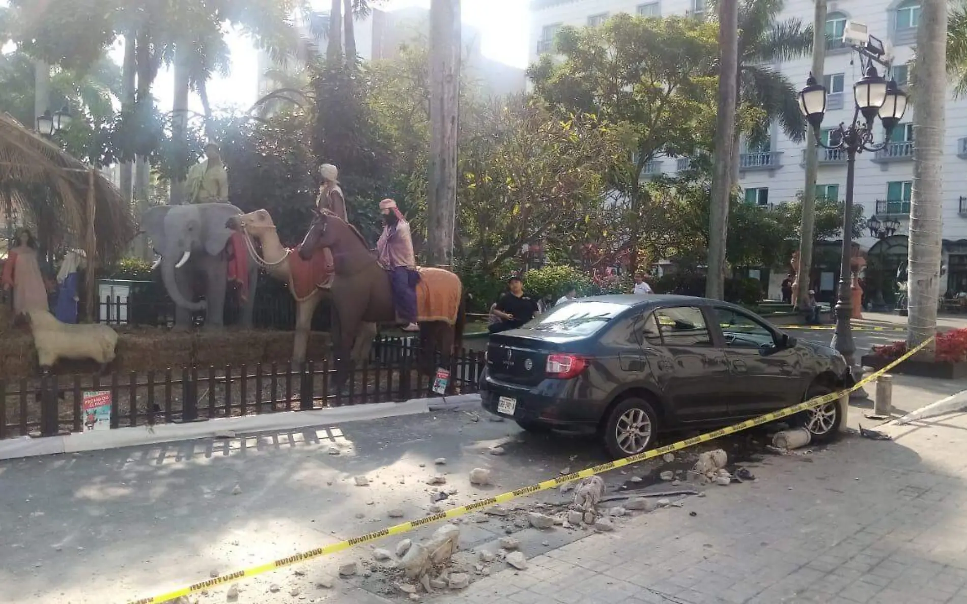 Choca en su auto y casi se lleva el Nacimiento del gobierno de Tampico 